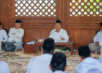 Gus Baha saat memberikan tausiyah kepada jajaran sivitas akademika Unisma. Foto: Dok.