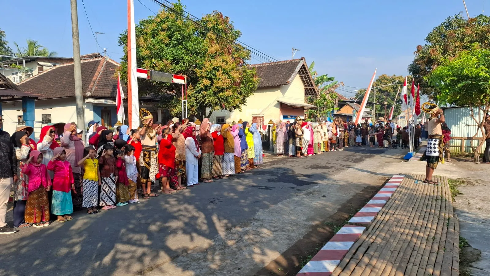 Warga Dusun Mlaten, Desa Mangunrejo, Kecamatan Kepanjen mengikuti upacara bendera dengan khidmat. Foto: Aisyah Nawangsari Putri