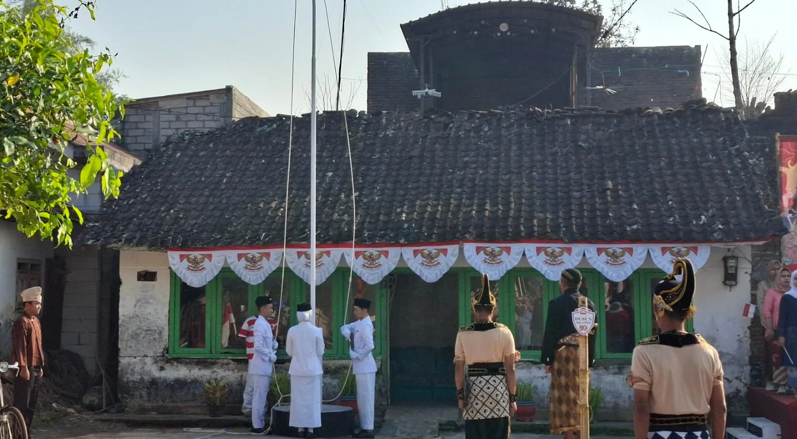 Persiapan pengibaran bendera saat upacara di Dusun Mlaten. Foto: Aisyah Nawangsari Putri