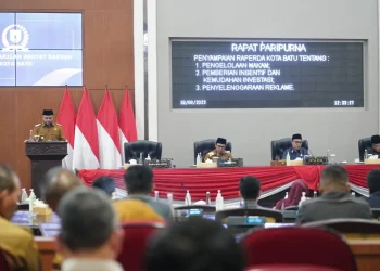 Wawali Kota Batu Heli Suyanto saat menyampaikan raperda strategis baru. Foto: Prokopim KWB