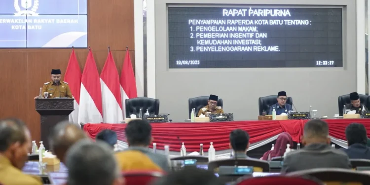 Wawali Kota Batu Heli Suyanto saat menyampaikan raperda strategis baru. Foto: Prokopim KWB