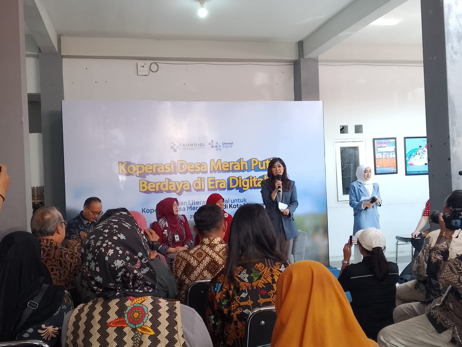 Menteri Komdigi RI, Meutya Hafid meninjau produk UMKM dari Koperasi Merah Putih Karangbesuki. (Foto/M Sholeh)