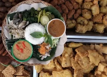 Rekomendasi kuliner dekat Unisma untuk mahasiswa mulai dari warung makan legendaris hingga kekinian. /Foto: Google Review Pecel Sambal Tumpang Bu Djarot.