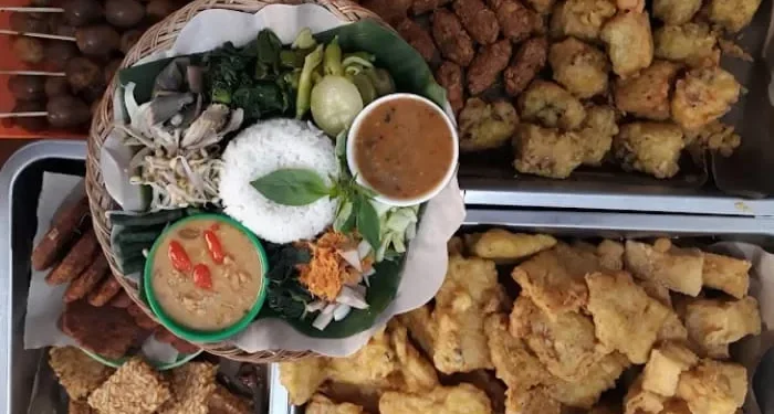 Rekomendasi kuliner dekat Unisma untuk mahasiswa mulai dari warung makan legendaris hingga kekinian. /Foto: Google Review Pecel Sambal Tumpang Bu Djarot.