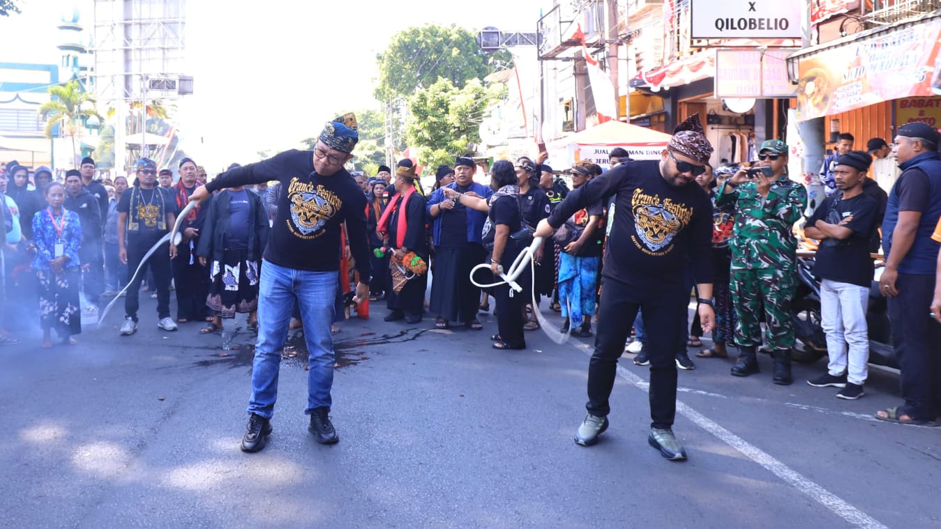 Wali dan Wakil Wali Kota Batu Nurochman - Heli saat membuka parade Bantengan Nuswantoro ke-17 dengan memencutkan pecut. Foto: Prokopim KWB