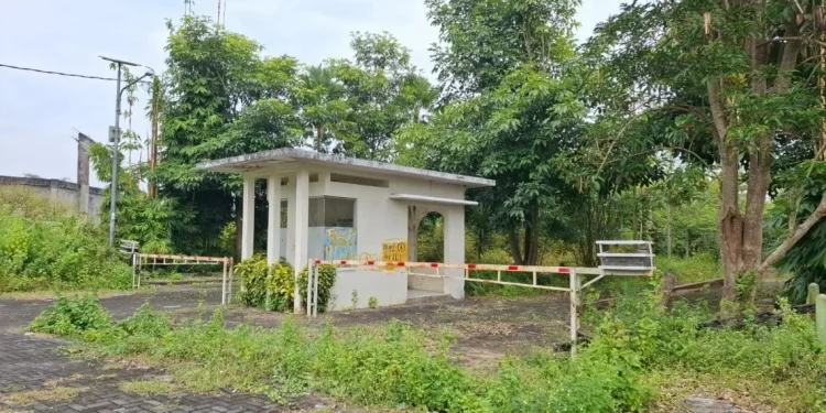 Pintu masuk Unira Land yang terbengkalai. Foto: Aisyah Nawangsari Putri