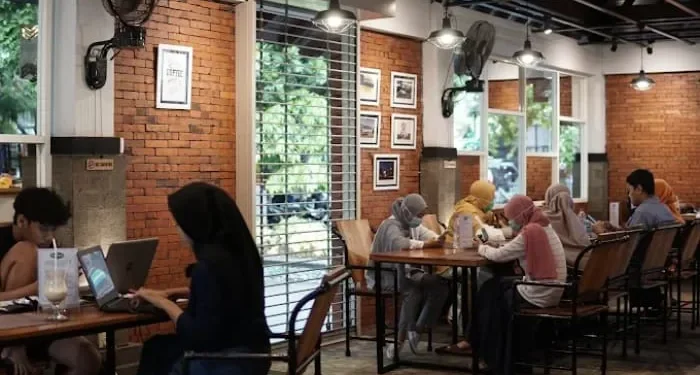 Rekomendasi tempat sarapan dekat UB yang enak, murah, dan mudah dijangkau. /Foto: Google Review Sejenak UB Coffee