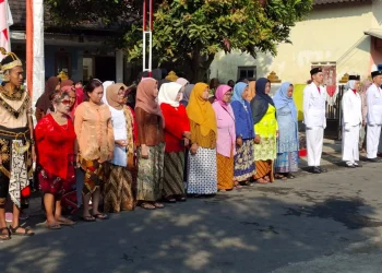 Peserta upacara mengenakan pakaian tradisional khas Jawa. Foto: Aisyah Nawangsari Putri