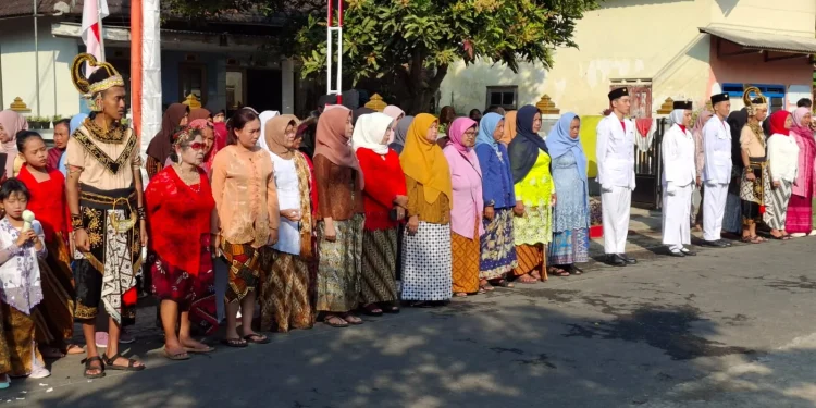 Peserta upacara mengenakan pakaian tradisional khas Jawa. Foto: Aisyah Nawangsari Putri