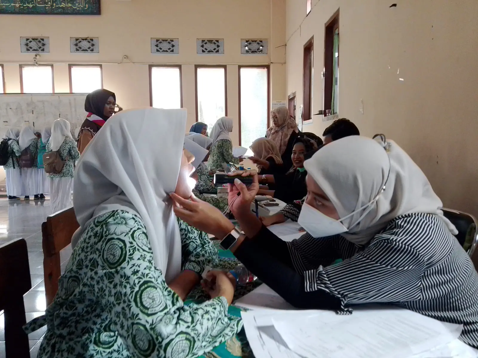 Antusias program memeriksaan kesehatan gratis di Ponpes Al Ashlahiyah Malang. (Foto/M Sholeh)