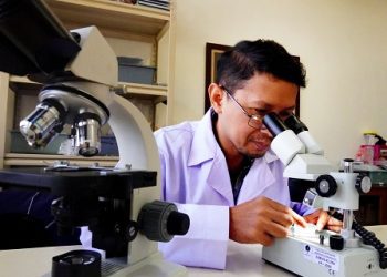 Peneliti UB, Prof. Dr. Agt, Sc. Ir. Hagus Tarno, S.P., M.P., dosen Fakultas Pertanian saat melakukan penelitian. Foto: Dok.