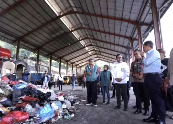 Wali Kota Batu Nurochman saat meninjau TPS3R. Foto/dok