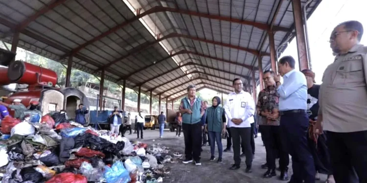 Wali Kota Batu Nurochman saat meninjau TPS3R. Foto/dok