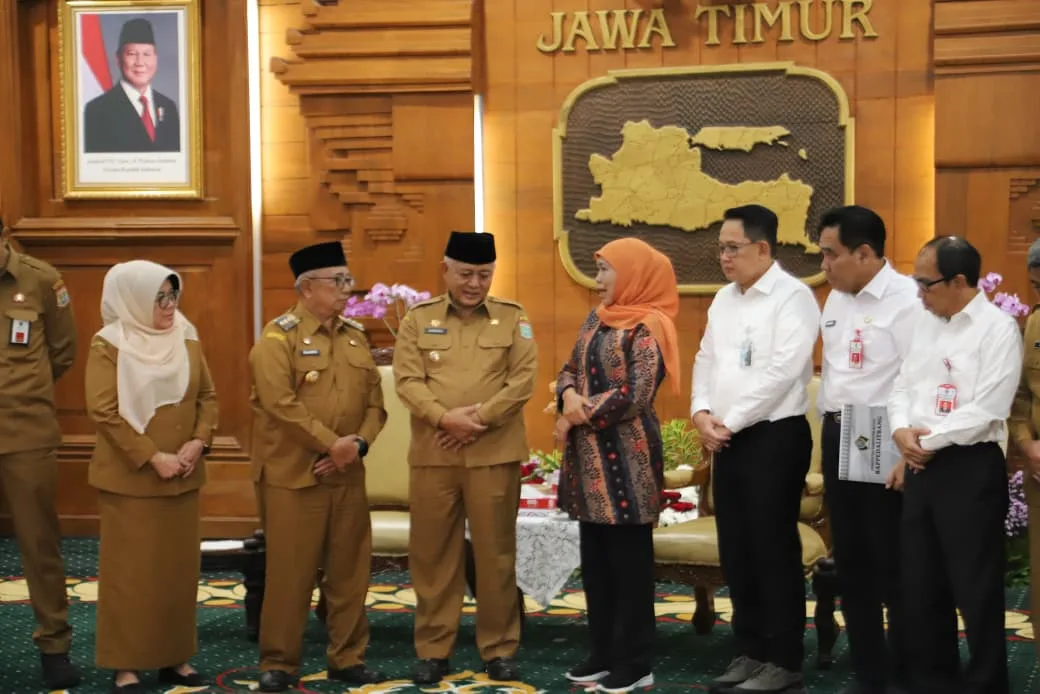 Bupati Malang, Drs. H. M. Sanusi, M.M bersama Gubernur Jawa Timur, Dra. Hj. Khofifah Indarparawansa. Foto/dok