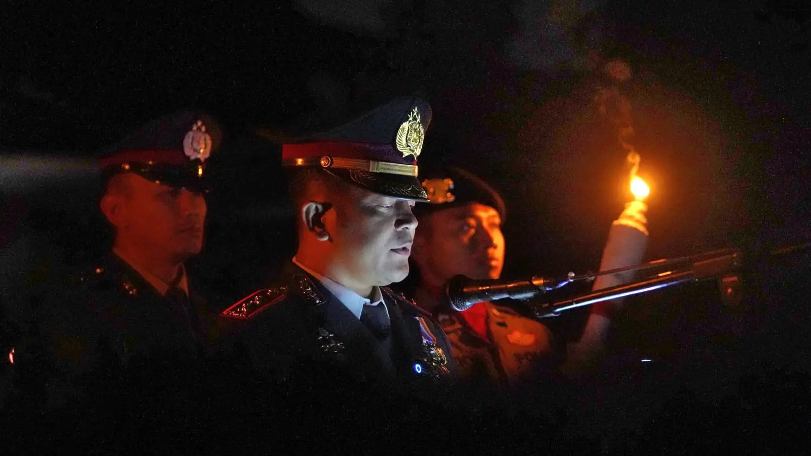 Kapolres Batu saat memimpin renungan suci di TMP. Foto: Diskominfo Kota Batu