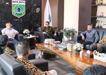 Wali Kota Batu Nurochman saat berdialog dengan para anggota HKTI. Foto: Prokopim KWB