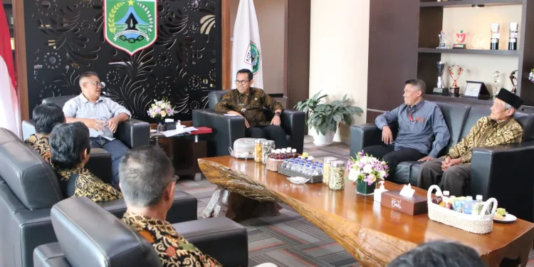 Wali Kota Batu Nurochman saat berdialog dengan para anggota HKTI. Foto: Prokopim KWB