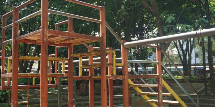 Fasilitas Taman Merjosari Malang rusak, pengunjung berkurang. warga berharap segera ada perbaikan. Foto/Yuliana Elvita Sari