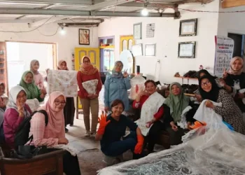 Tim PKM Polinema memperluas pasar relung kerajinan batik melalui strategi pemasaran inovatif./Foto: Dok. Tim PKM Polinema.