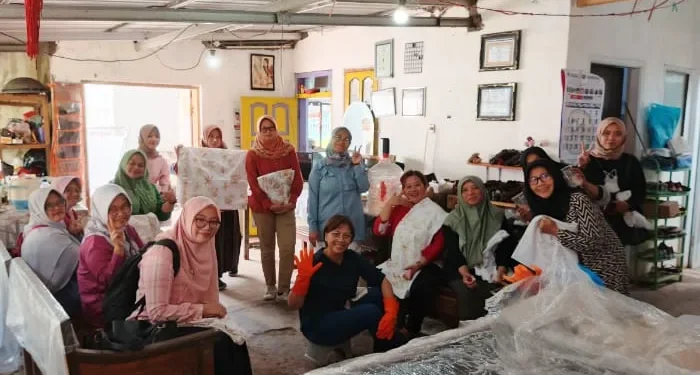Tim PKM Polinema memperluas pasar relung kerajinan batik melalui strategi pemasaran inovatif./Foto: Dok. Tim PKM Polinema.
