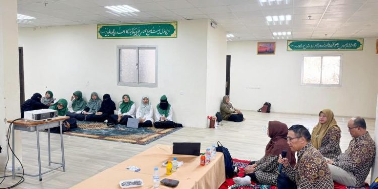 Rektor UM, Prof Hariyono bersama jajaran melakukan kunjungan ke Sekolah Indonesia Makkah. (Foto/dok. UM)