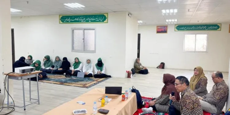 Rektor UM, Prof Hariyono bersama jajaran melakukan kunjungan ke Sekolah Indonesia Makkah. (Foto/dok. UM)