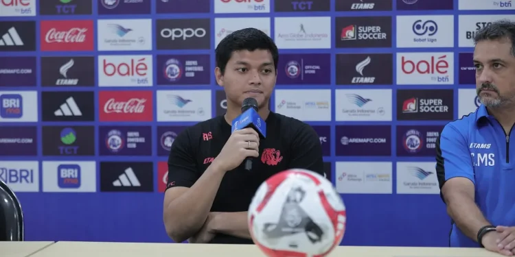 Kiper Arema FC, Adi Satryo akui sempat nervous jalani laga debut melawan PSBS Biak di BRI Super League 2025/2026./Foto: Tugujatim.id/Dani Kristian Wardhana