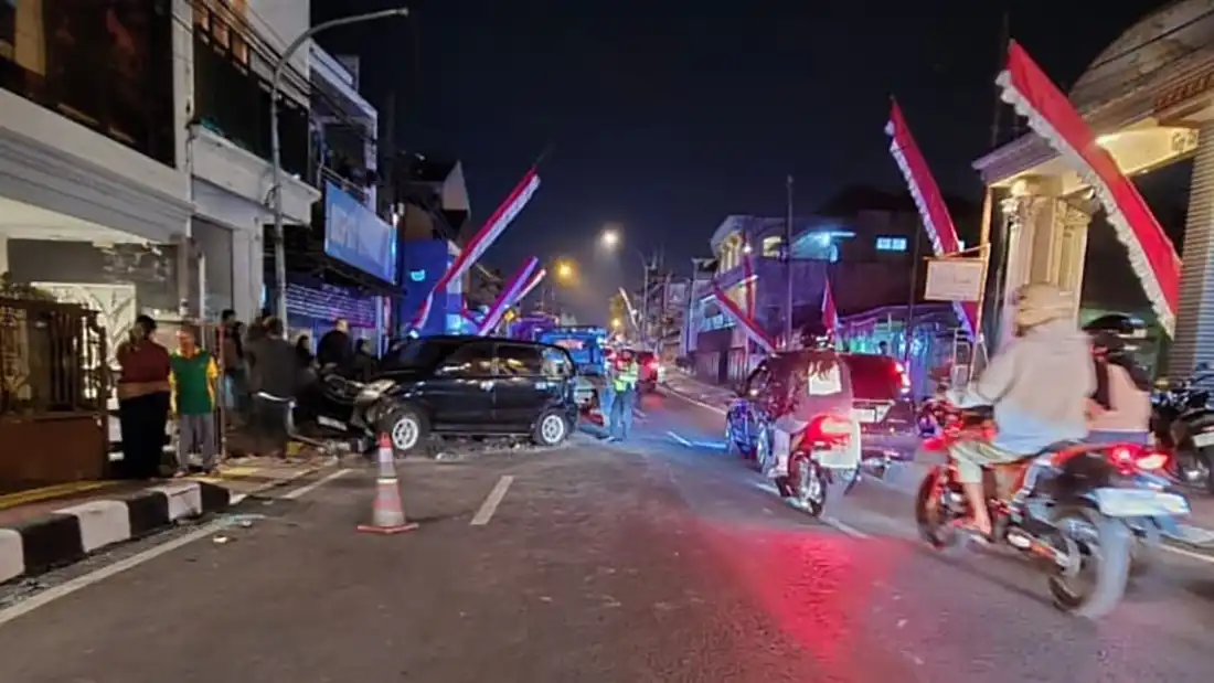 diseruduk truk