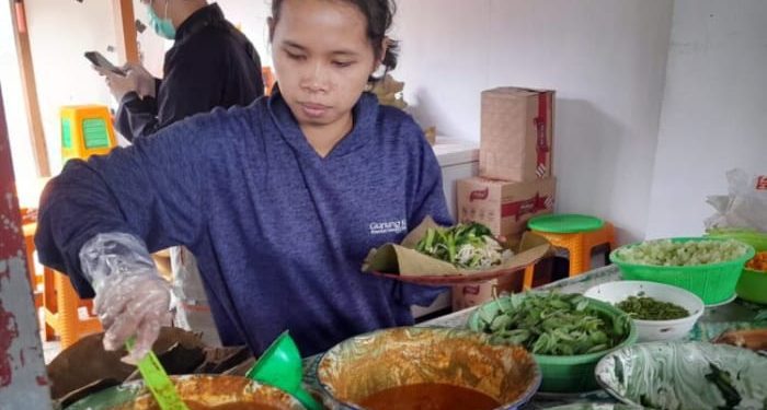 Rekomendasi Pecel Madiun di Kota Malang yang wajib dicoba dengan cita rasa otentik dan bumbu kacang pedas dan nikmat. /Foto: Tugumalang.id/Bagus Rachmad Saputra