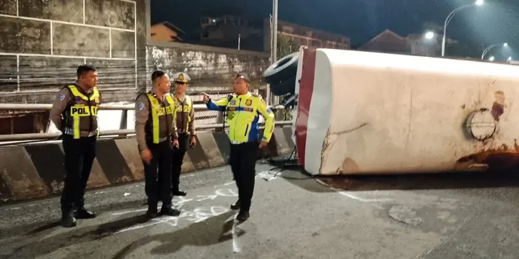 Petugas lakukan olah TKP truk terguling