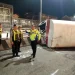 Petugas lakukan olah TKP truk terguling