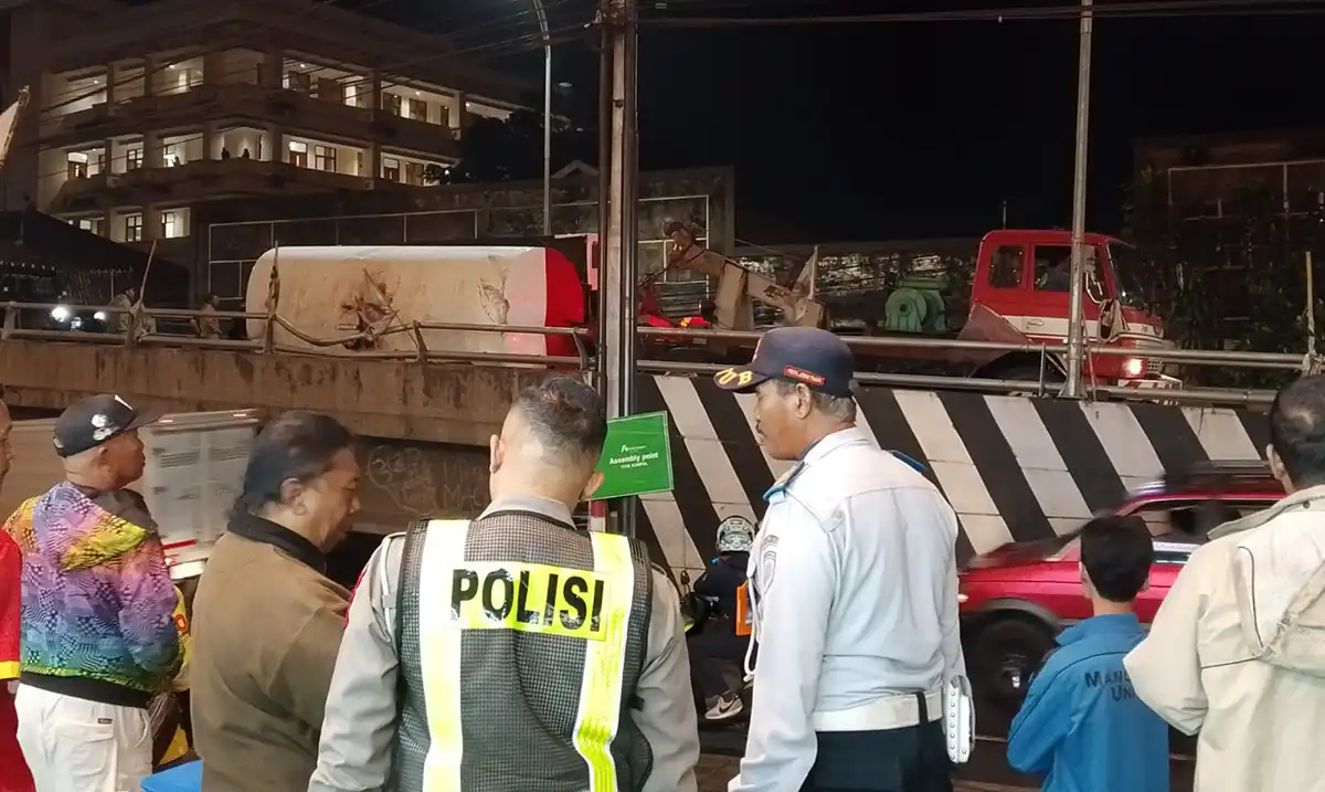 Proses evakuasi truk yang terguling