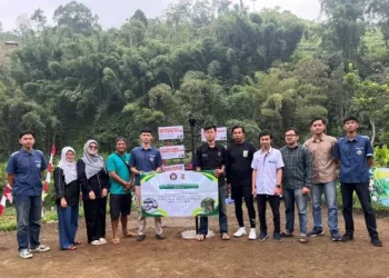 Tim dosen dan mahasiswa Polinema saat melakukan pengabdian kepada masyarakat. Foto/ dok