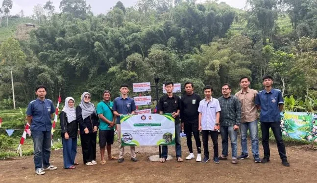 Tim dosen dan mahasiswa Polinema saat melakukan pengabdian kepada masyarakat. Foto/ dok