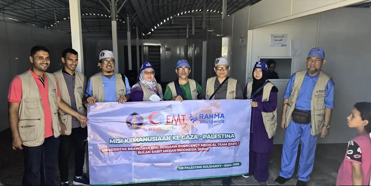 Bersama relawan lainnya