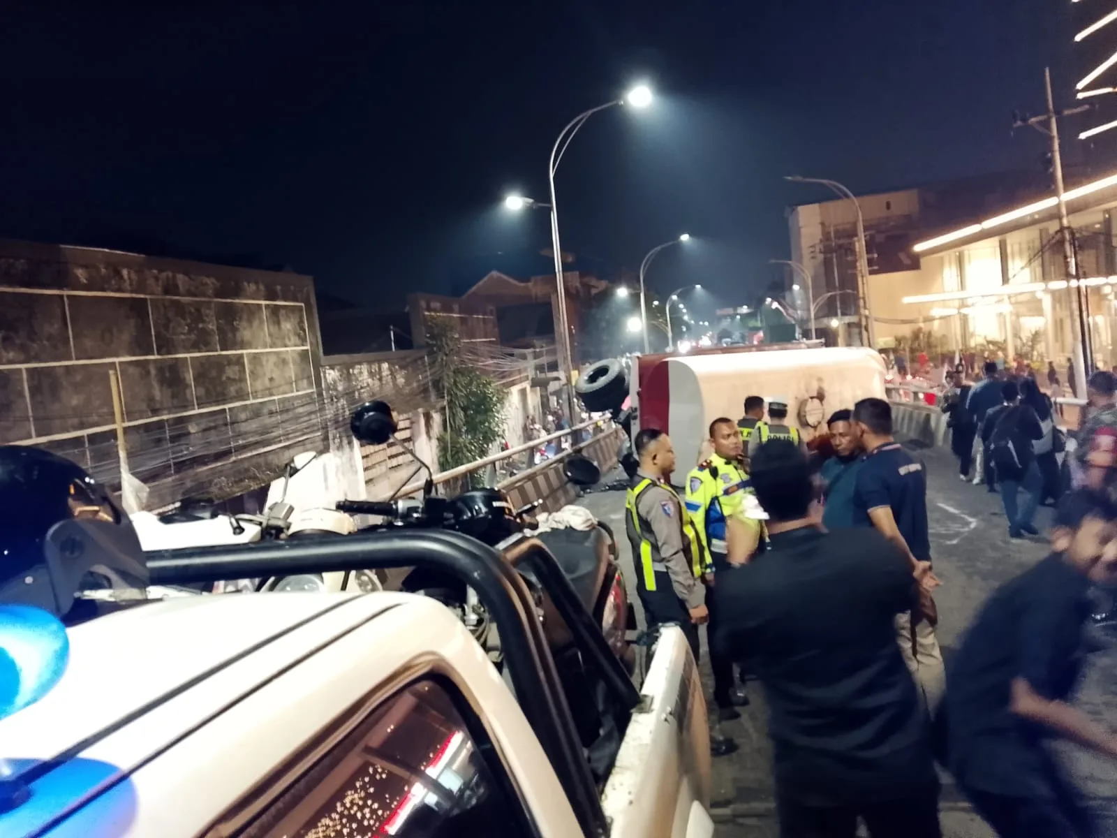 Petugas lakukan penjagaan