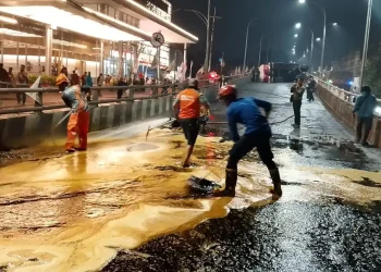 Truk terguling di flyover kota lama