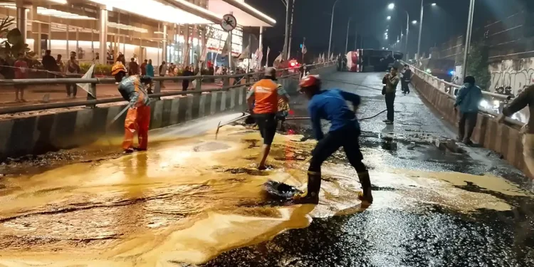 Truk terguling di flyover kota lama
