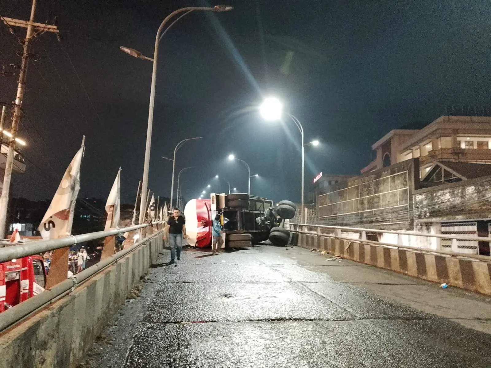 Kondisi truk masih terguling