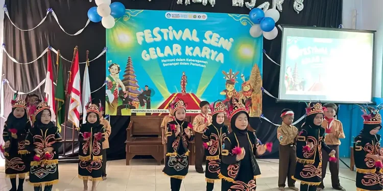 Gelar seni KM 8 Unikama