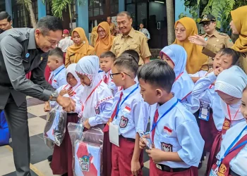 Seragam sekolah gratis
