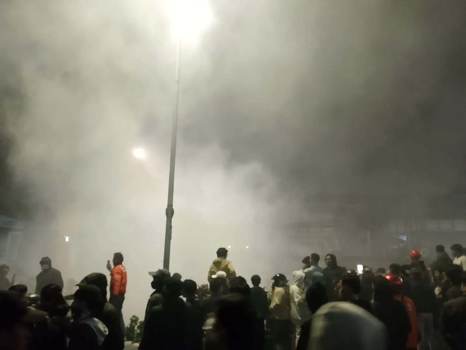 Massa melempari batu Mapolresta Malang Kota