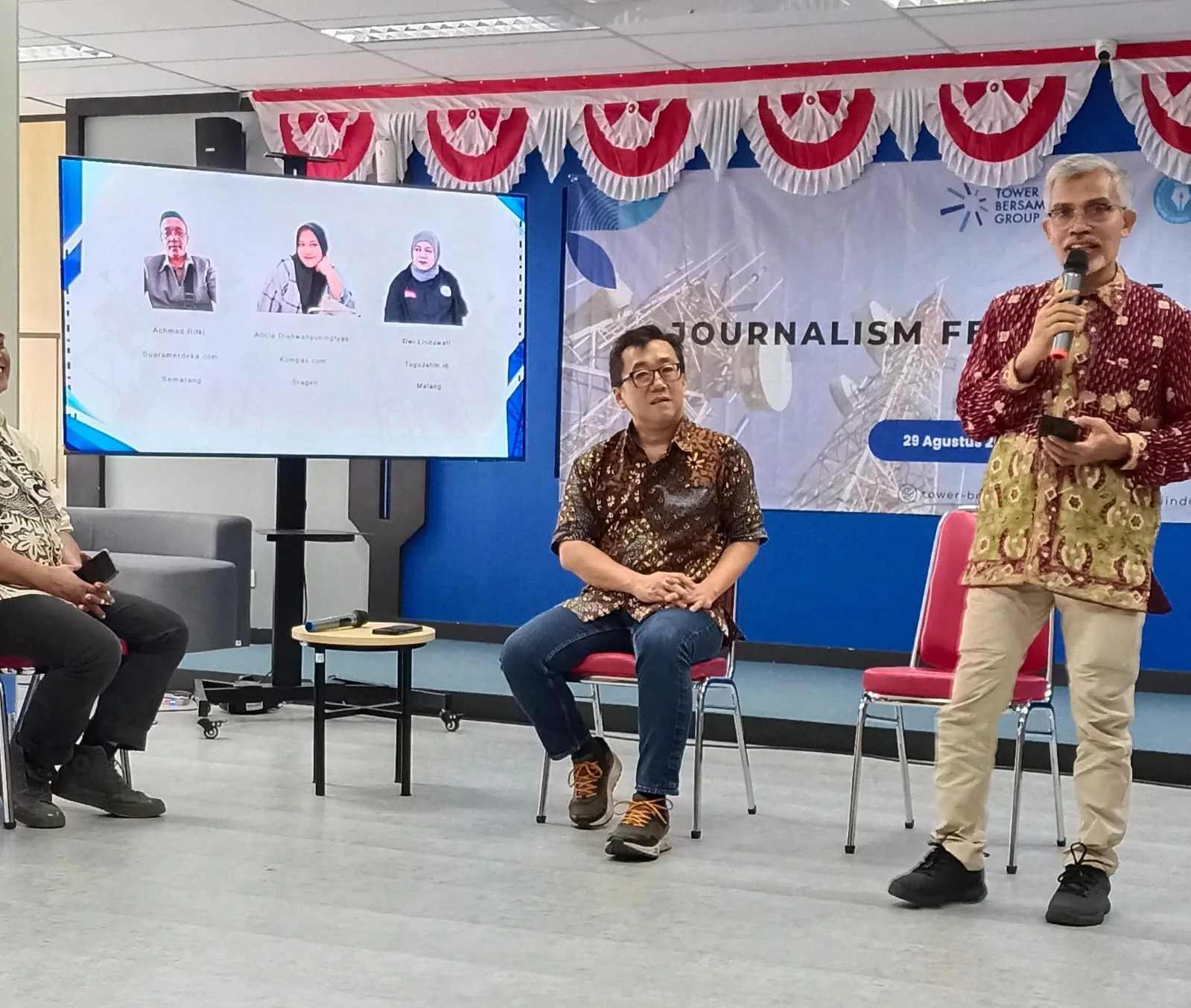 Chief of Business Support Officer PT Tower Bersama Infrastructure Group Lie Si An (kiri) bersama Direktur Gerakan Wartawan Peduli Pendidikan (GWPP) Nurcholis MA Basyari (kanan) dalam kickoff program JFC CSR Batch 2 bersama TBIG. (Foto: Dwi Lindawati/Tugu Jatim)