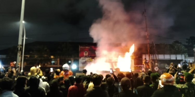 Aksi demo berujung ricuh di depan Polresta Malang Kota. (Foto/M Sholeh)