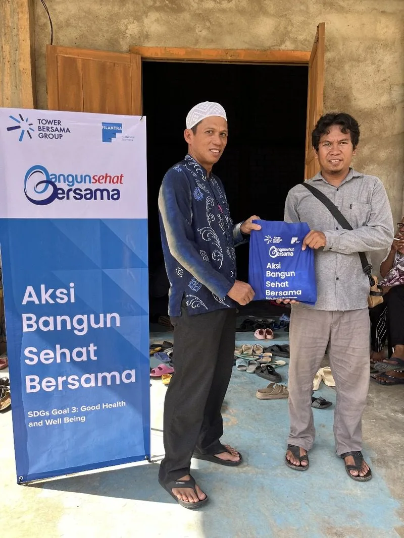 Warga Kalimantan menerima manfaat dari CSR TBIG. (Foto: dok TBIG)