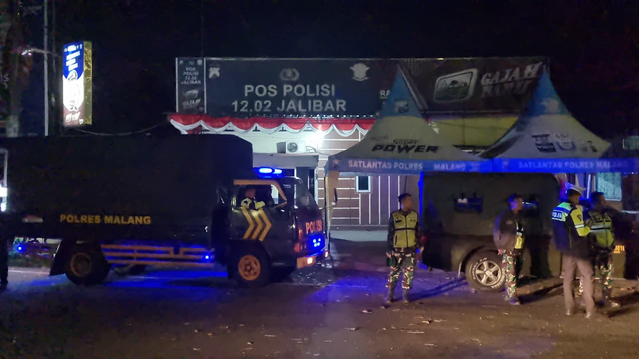 Petugas bersiaga di simpang Jalibar Kepanjen. Foto: Polres Malang