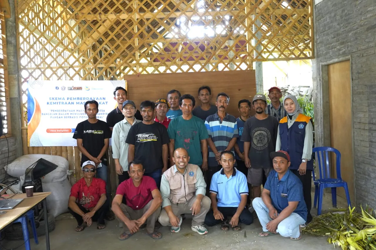 Tim Dosen Unikama berpose bersama peternak di Desa Bangelan, Kecamatan Wonosari, Kabupaten Malang setelah kegiatan pengolahan limbah ternak. /Foto: Dok. Tim Dosen Unikama.