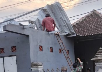 Atap rumah warga rusak akibat angin kencang. Foto: BPBD Kabupaten Malang