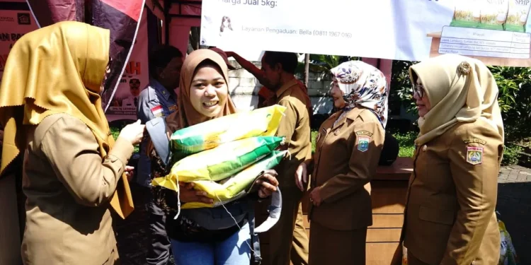 Warga membeli beras murah di kegiatan GPM di Kecamatan Karangploso. Foto: Pemkab Malang