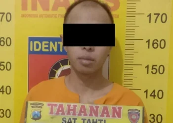 Tersangka pengedar sabu di Bululawang, AK usai diamankan polisi. Foto: Polres Malang